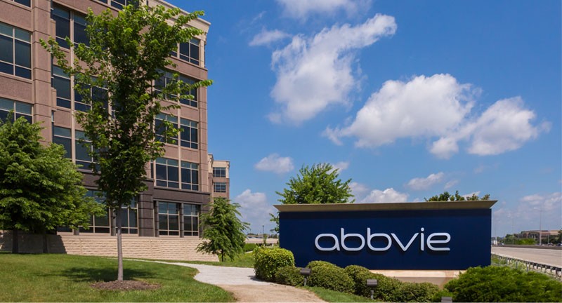 Abbvie大厦和标志在蓝天前面。