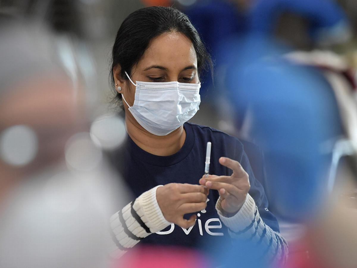 Abbvie志愿者苏里亚Jayanti准备疫苗剂量