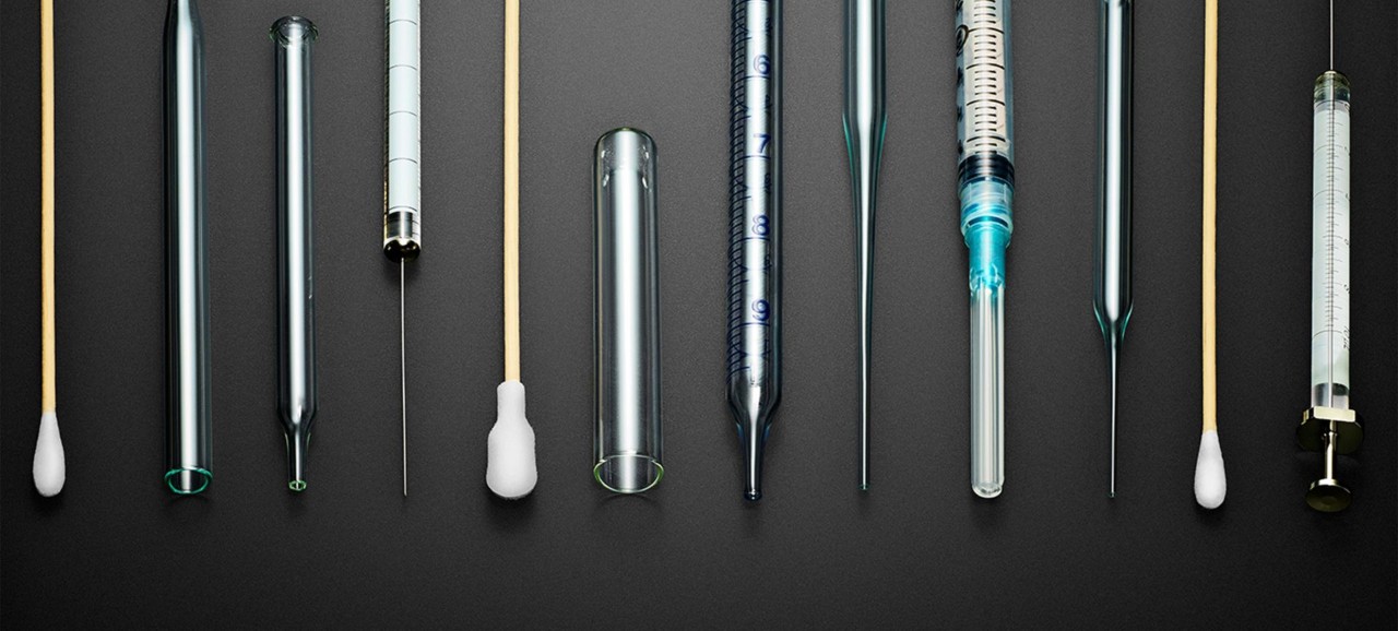 各种注射器，移液管和棉签排列整齐。