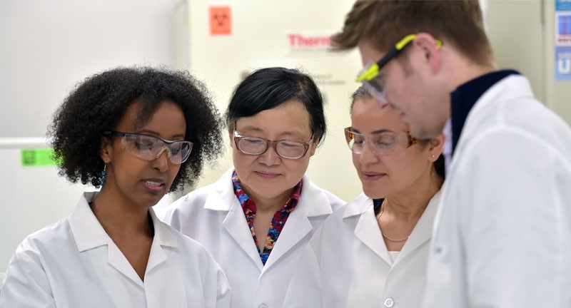 四个科学家。